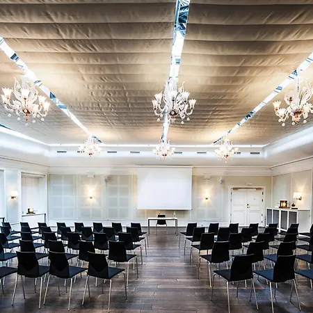 First Grand 4* Οντένσε