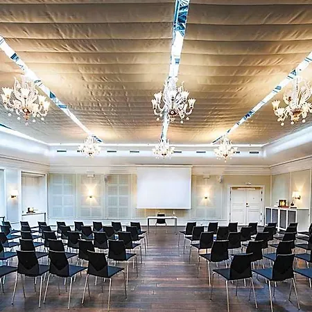 퍼스트 그랜드 4*