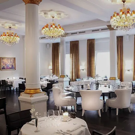 فندق First Grand أودنسه